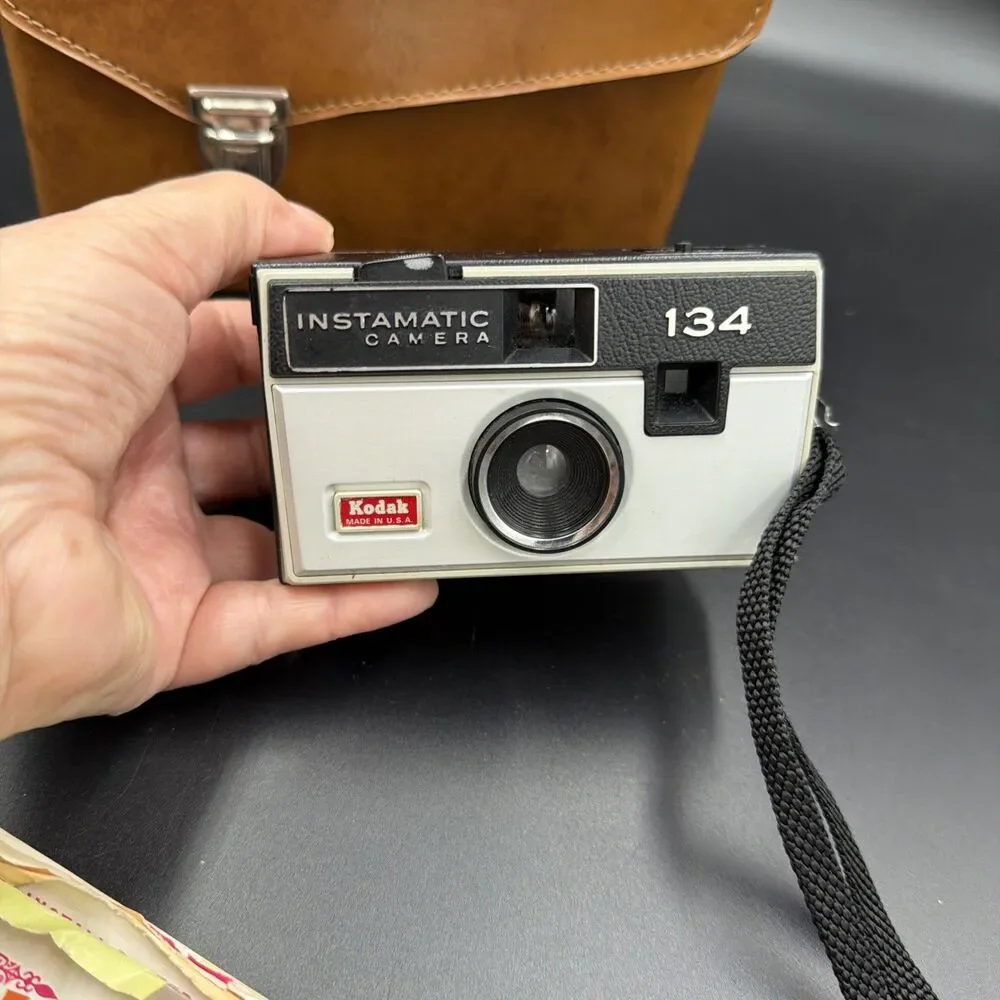 Kodak Instamatic 134 Camera With Case. Vintage 1960’s Made In USA Good Condition